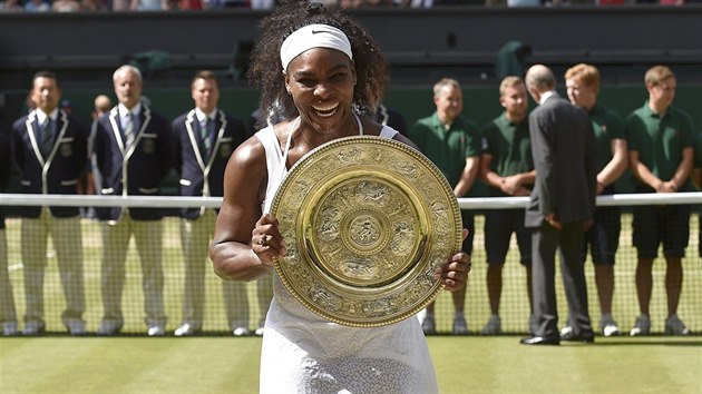 Americk tenistka Serena Williamsov si slavnostn ceremonil po vtzstv ve Wimbledonu uvala.