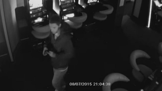 Policie hledá pachatele loupežného přepadení v baru v Mladé Boleslavi (8.7.2015)