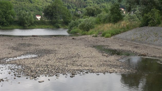 Řeka Berounka se u Zadní Třebaně dá přejít suchou nohou (14.7.2015)
