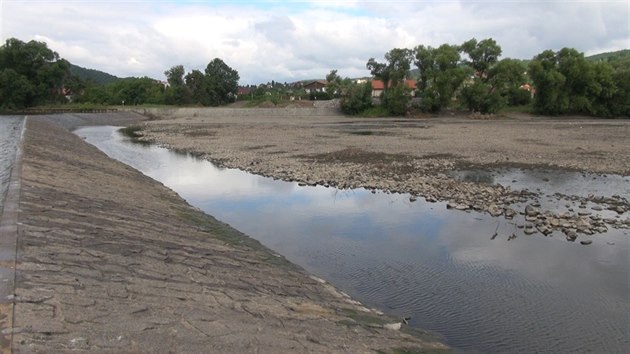 Řeka Berounka se u Zadní Třebaně dá přejít suchou nohou (14.7.2015)