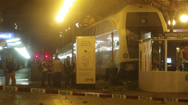 Vlak na Masarykov ndra v Praze nestail dobrzdit, vjel a na nstupit (15.7.2015)
