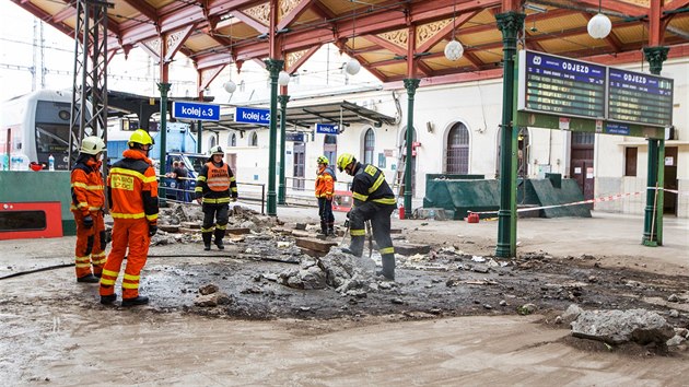 Na Masarykov ndra nedobrzdil vlak, vjel na nstupit (15.7.2015)