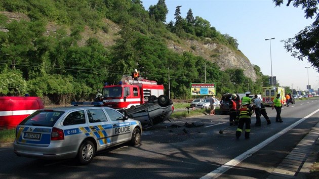 Pi nehod t aut na Strakonick skonilo jedno z havarovanch vozidel na stee