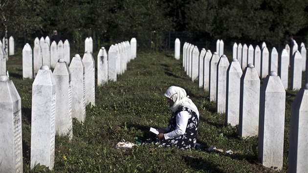 Matky jet ped zahjenm oficilnch pietnch akc u pleitosti 20. vro srebrenickho masakru zavzpomnaly na sv syny a mue u jejich hrob. (11. ervence 2015)