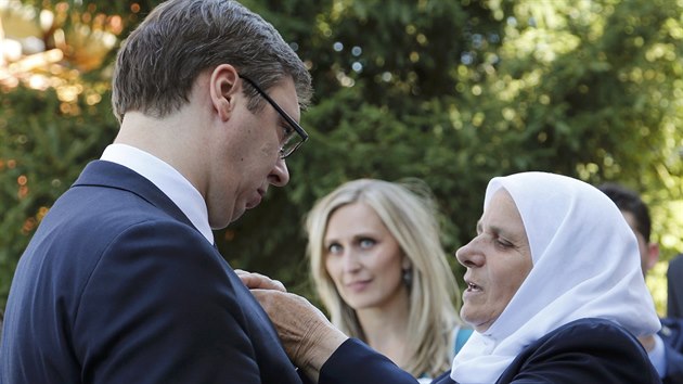 Po dopolednm pjezdu do Srebrenice Vui  e pivtala Munira Subaiov, kter je pedsedkyn asosicace Srebrenickch matek (11. ervence 2015