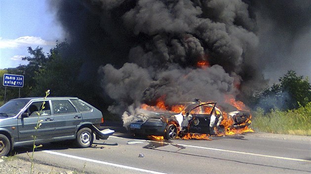 Pi pestelkch skonila v plamenech i vozidla policie (11. ervence 2015)