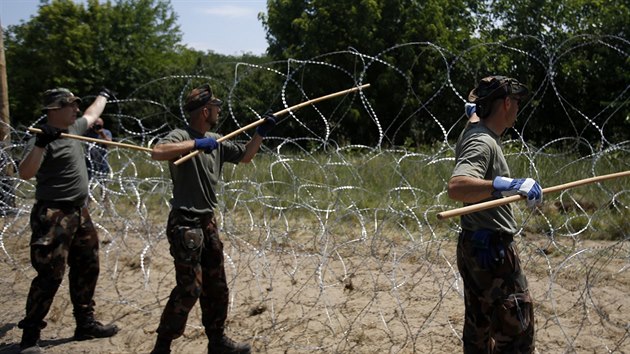 Maďarský plot proti uprchlíkům vzniká i díky práci místních trestanců (16. července 2015).