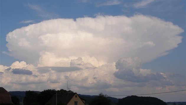 Bouřkový mrak cumulonimbus. Vyznačuje se typickým tvarem kovadliny. 
