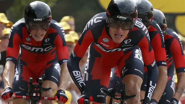 Americk cyklista Tejay van Garderen vede svj tm BMC k vtzstv v 9. etap Tour de France.