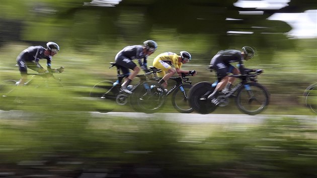 Team Sky s Leopoldem Knigem a ldrem Tour de France Chrisem Froomem na trati tmov asovky.