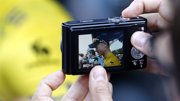 Fanouek si na startu 11. etapy Tour de France fotografuje jejho ldra Chrise Frooma.