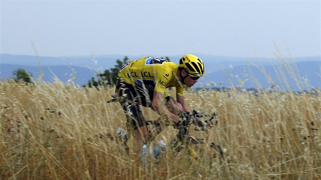 Britsk cyklista Chris Froome hjil a uhjil ve 14. etap Tour de France lut trikot ldra.
