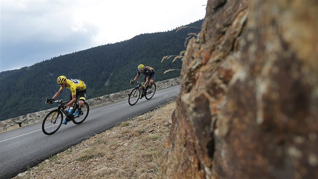 Britsk cyklista Chris Froome nsledovan panlem Valverdem v 15. etap Tour de France.