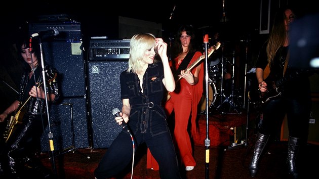 Zleva Joan Jettov, Cherie Currie, Jackie Foxov, Lita Fordov. Skupina The Runaways  pustila do hudebnho svta holky. Jene u nich to byl jet autentick projev rebelie. Pak nastoupil byznys.