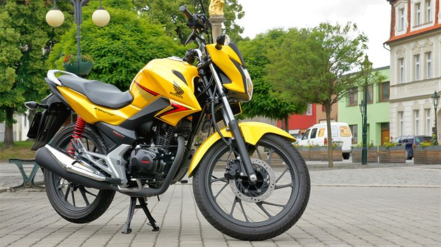 Honda CB125F. lut perleov barva ve spojen s ernm motorem a ervenmi doplky psob hodn frajerskm dojmem.