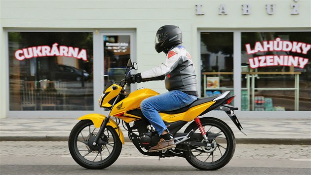 Honda CB125F je idelnm strojem pro kadodenn dojdn do prce nebo do koly.