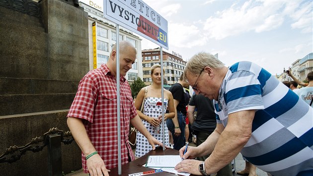 Demonstrace proti EU a přílivu uprchlíků na Václavském náměstí v Praze (18. července 2015)