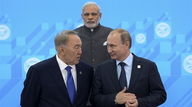 Kazask prezident Nursultan Nazarbajev, indick premir Narndra Md a rusk prezident Vladimir Putin bhem summitu skupiny BRICS v Uf (9. ervence 2015)