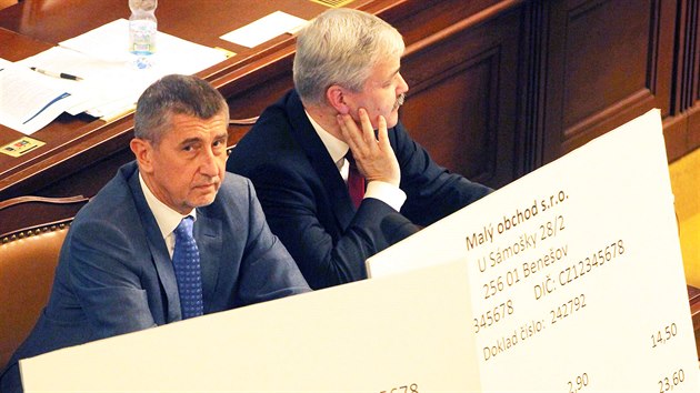 Ministr financ Andrej Babi si na jednn o elektronick evidenci treb pinesl ob tenky. (10. ervence 2015)