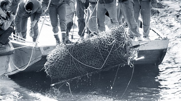 Policisté vytahují ze dna přehrady jednu z obětí takzvaných orlických vražd. (28. září 1995)