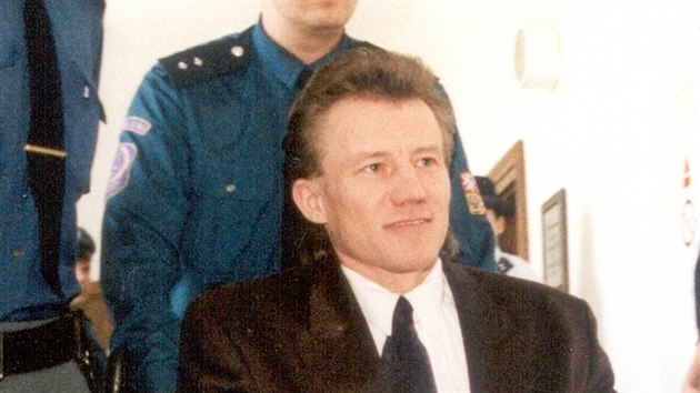 Jeden z orlickch vrah Karel Kop ped jednnm soudu. (18. dubna 1997)