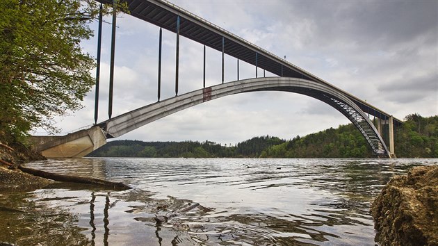 ákovský most nad hladinou pehrady Orlík