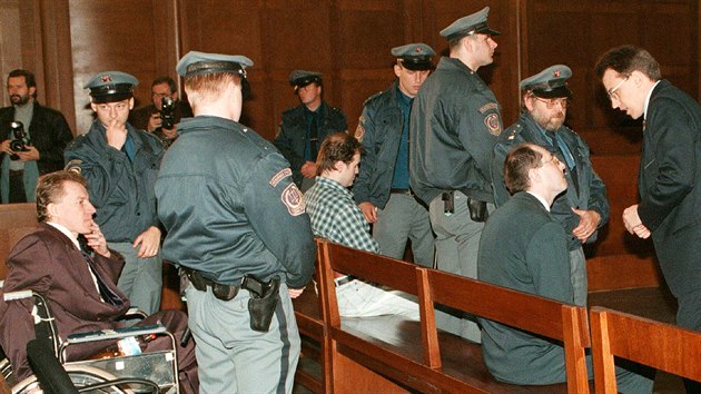 Orlit vrazi Karel Kop (zleva), Vladimr Kuna a Petr Chodounsk ped jednnm Vrchnho soudu v Praze. (6. listopadu 1997)