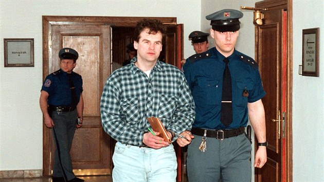 Jeden z orlickch vrah Vladimr Kuna pichz na jednn Krajskho soudu v Praze. (1997)