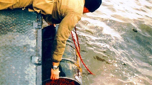 Policejní potápěči vytahují sud s lidským tělem ze dna Orlické přehrady. (21. září 1995)