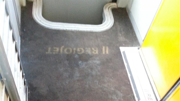 Špinavá podlaha ve vlaku RegioJet