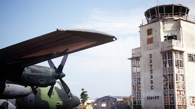 Stopy po kulkch po protiteroristick operaci v ltě 1976 na budově starho terminlu ugandskho letitě Entebbe na snmku z roku 1994.