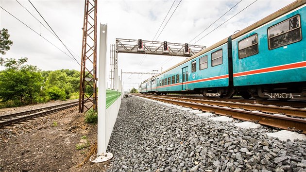 Nové protihlukové stěny u rekonstruované trati v pražských Běchovicích. (15. července 2015)