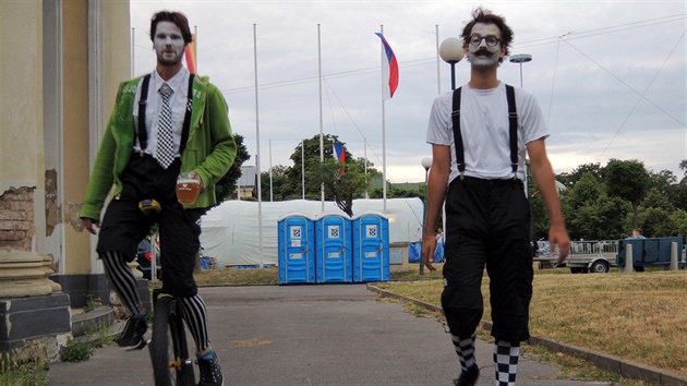 Herci divadeln-cirkusového festivalu Za dvemi.