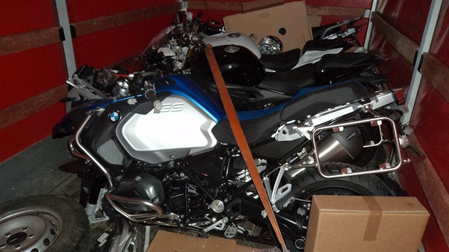 Ukradená motorka BMW, kterou nali celníci v polské dodávce.