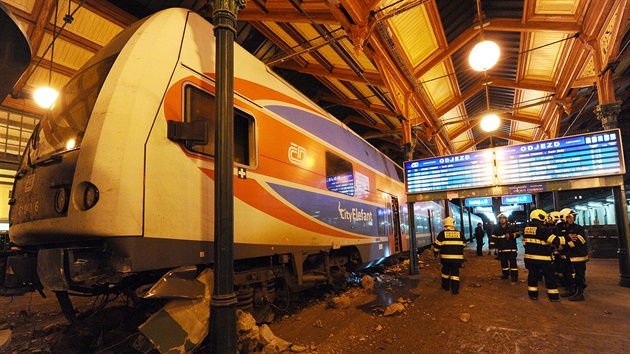 Hasii zasahují u nehody vlaku na Masarykov nádraí.