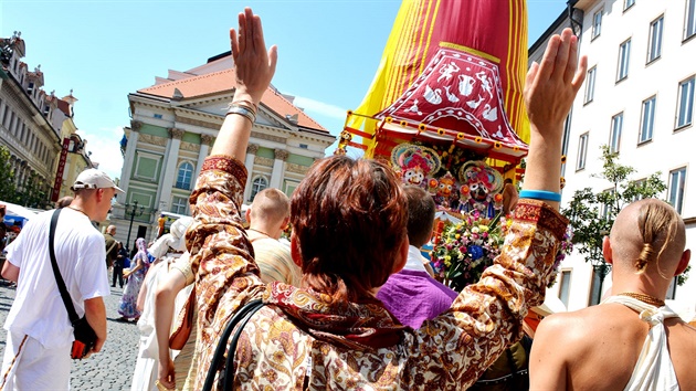 Indická náboenská slavnost Ratha-Yatra v centru Prahy.