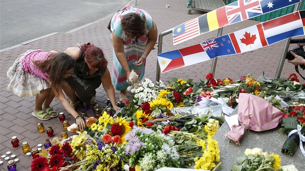 Lid ped nizozemskou ambasdou v Kyjev uctvaj pamtku obt, kter ped rokem zahynuly po pdu letounu MH17. (17. ervence 2015)