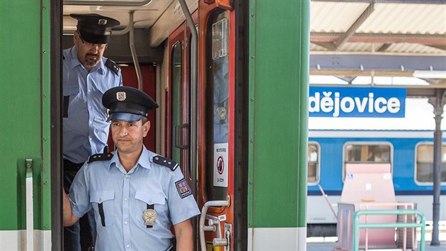 Cizinet policist kontroluj vlaky pijdjc z Rakouska.