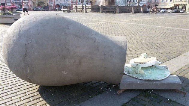 Dva muži povalili jednu ze čtyř soch Kurta Gebauera, které stojí na budějovickém náměstí Přemysla Otakara II.