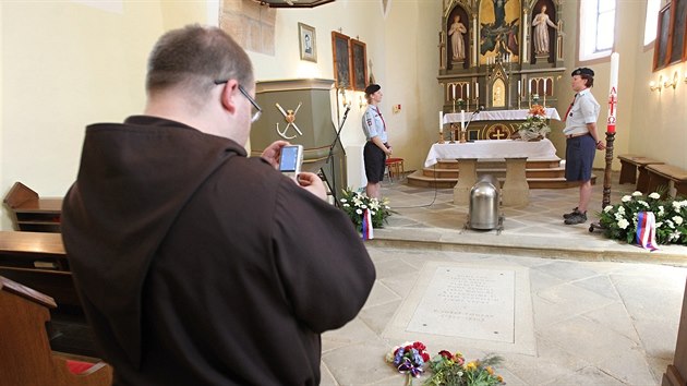 Ostatky kněze Josefa Toufarav  číhošťském kostele (11. července 2015).