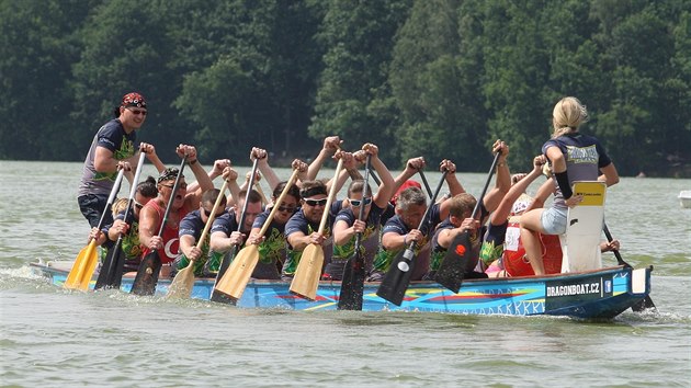 Z�vody dra��ch lod� na p�ehrad� �esk� �dol�.