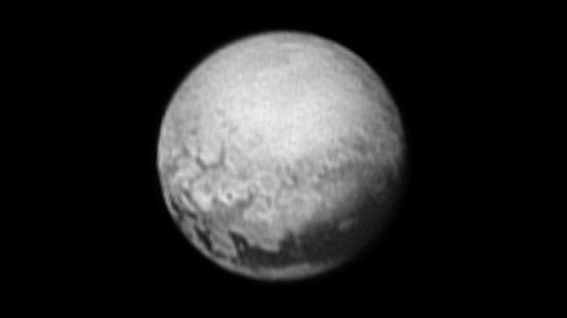 Pluto, jak jej zachytila sonda New Horizons 9. 7. 2015 ze vzdlenosti 5,4 milionu kilometr.