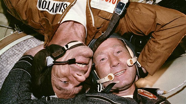 Donald K. Deke Slayton a Alexej Leonov v lodi Sojuz.