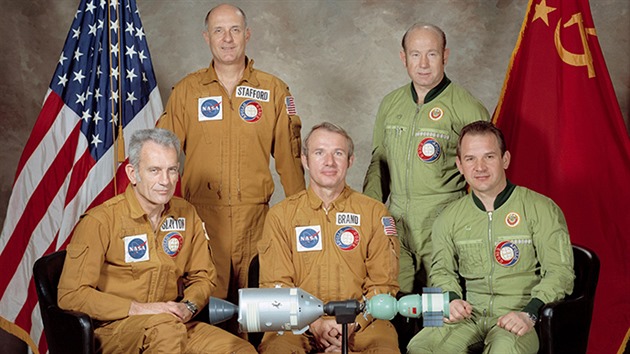 Ob posdky projektu Sojuz Apollo. Zleva: Deke Slayton, Tom Stafford, Vance Brand, Alexej Leonov, Valerij Kubasov.