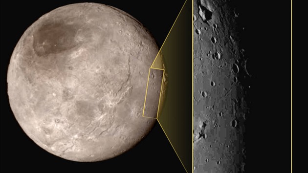Fotografie pořízená v úterý 14. července 2015 zachycuje detail Charonu, největšího měsíce Pluta. Snímek byl uveřejněn 17.7.2015.