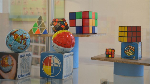 V části věnované hlavolamům je i Rubikova kostka.