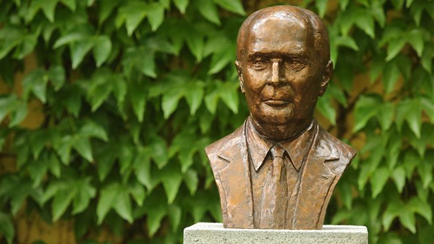 Prezident Zeman odhalil ve Valdtejnsk zahrad bustu Francoise Mitteranda.