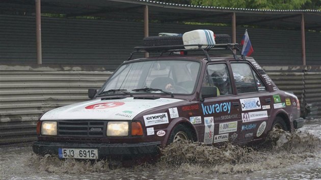 Skauti Jakub Pejcal a Ale Cahlk se mus vypodat i s vkyvy poas. Jeden den si uvaj tepla, je se najednou promn v hust d隝, kvli ktermu se pak mus na cest do Japonska jejich koda 120 L brodit neekanmi lagunami vody.