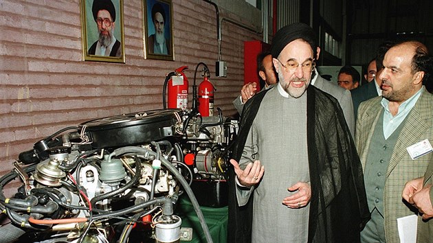 Bývalý íránský prezident Mohammad Chatámí na návštěvě teheránské automobilky Saipa, kde se vyrábí model Pride, což je původně jihokorejská Kia (foto z roku 1999).