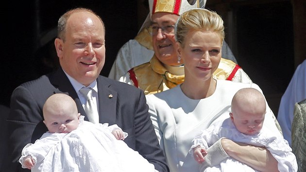 Kníže Albert II. s manželkou a dvojčaty po církevním obřadu (10. května 2015).